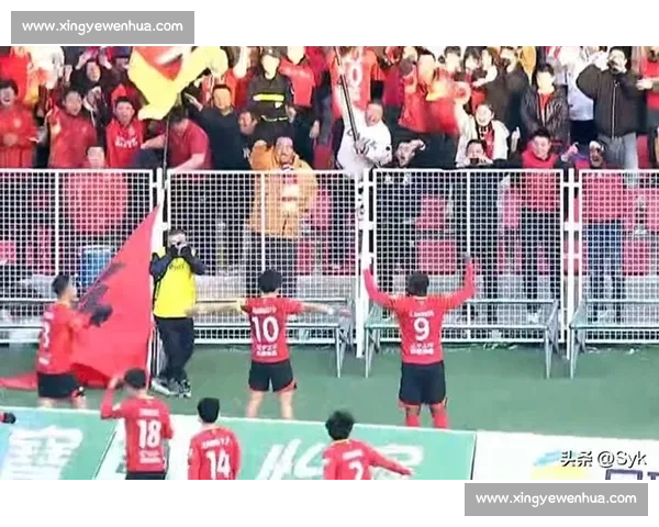 八年蛰伏终圆梦!辽宁铁人冲超,鞍山球迷燃爆铁西 八年蛰伏终圆梦!辽宁铁人冲超,鞍山球迷燃爆铁西