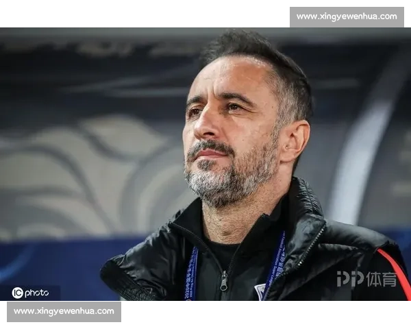 两个月冰火两重天:佩雷拉的掌声与嘘声 两个月冰火两重天:佩雷拉的掌声与嘘声