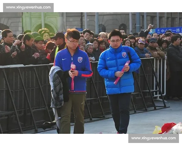 川超星光寄哀思:球迷亮灯送别小球迷林子金 川超星光寄哀思:球迷亮灯送别小球迷林子金